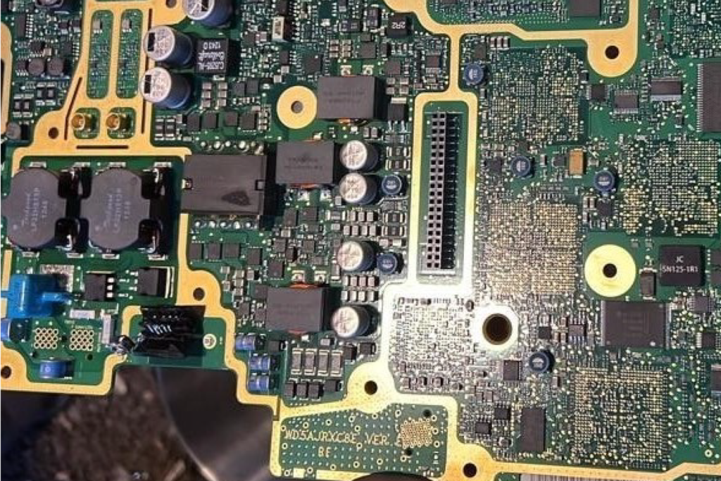 Tarjetas electrónicas usadas separadas para reciclaje tecnológico