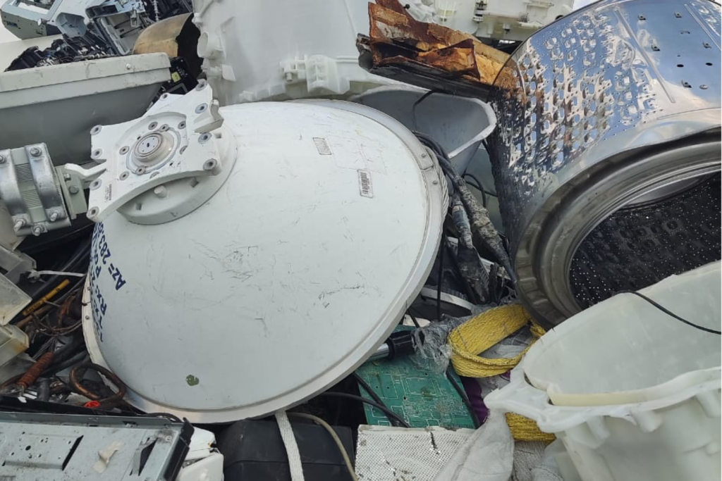 Componentes electrónicos y cables provenientes de sistemas de telecomunicaciones